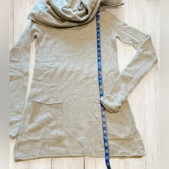 100% Cashmere Cowl Neck Tunic Sweater Gray Long Sleeve Pockets Qi Saks 5th Av XS - Picture 4 of 10